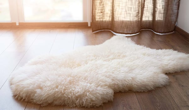 Pequeña alfombra peluda color blanco