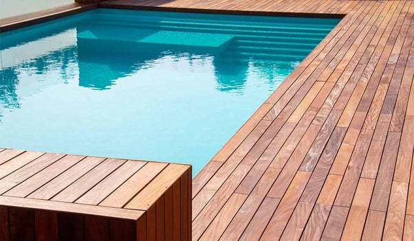 Terraza con piscina y piso de madera