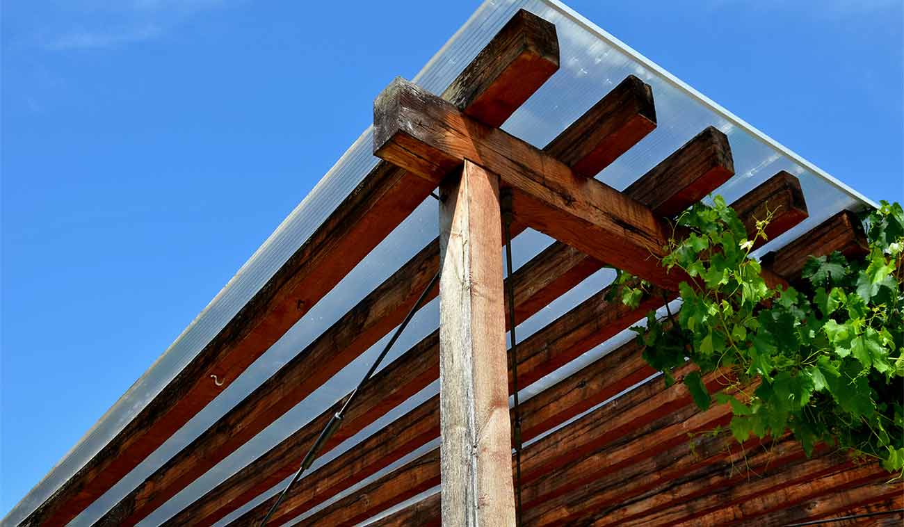 Techo de terraza de madera y policarbonato